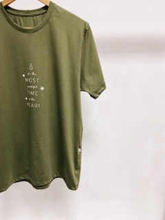 Pronta entrega - Camiseta adulta feminina verde cactus it’s the most wonderful time off the year em off - comprar online