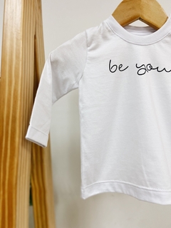 Pronta entrega - Camiseta baby manga longa branca BE YOU na internet
