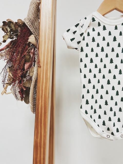 Pronta entrega - Body manga curta estampa off pinheirinhos verde