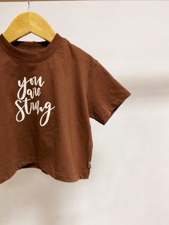 Pronta entrega - Cropped manga curta over marrom you are strong - comprar online