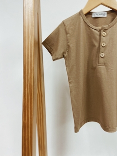 Pronta entrega - Camiseta kids manga curta botões liso basics avelã