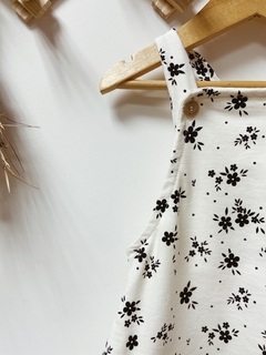 Pronta entrega -Salopete com babado kids Botoes madeira natural Off floral na internet