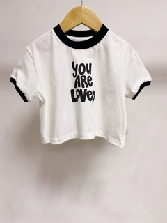 Pronta entrega - Cropped manga curta over off you are loved detalhe friso preto - comprar online