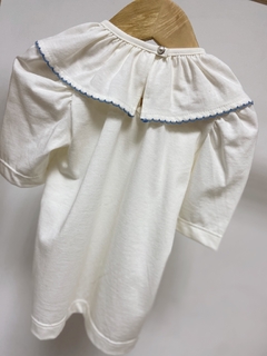 Imagem do Pronta entrega - Blusa manga bufante off gola com detalhe em picueta azul vintage botão em pérola