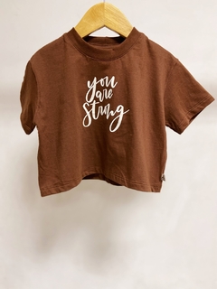 Pronta entrega - Cropped manga curta over marrom you are strong - You Boy Kids