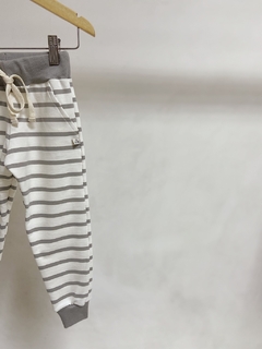 Pronta entrega - Calça Jogger kids moletinho listra cinza pedra na internet