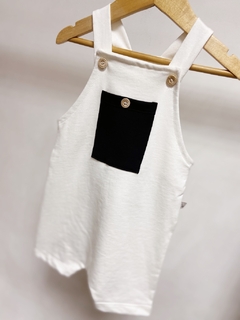 Imagem do Pronta entrega - Jardineira kids curta moletinho off com bolso preto botões em madeira