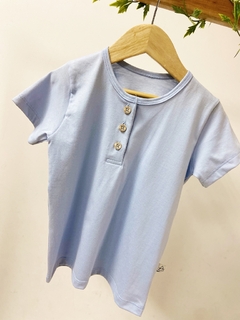 Pronta entrega - Camiseta manga curta botões madeira natural Aqua - loja online