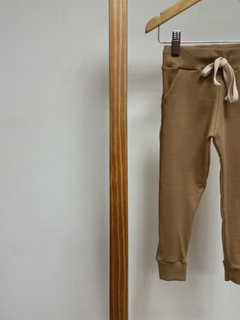 Pronta entrega - Calça jogger kids canelado avelã - comprar online