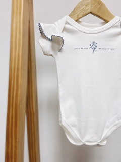 Pronta entrega - Body manga curta babado detalhe em picueta azul vintage estampa LET ALL YOU DO BE DONE IN LOVE - loja online