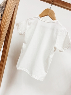 Pronta entrega - Camiseta manga curta botões madeira natural off - loja online