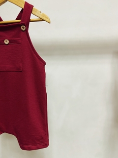 Pronta entrega - Jardineira baby curta com bolso moletinho Marsala com botões em madeira - You Boy Kids