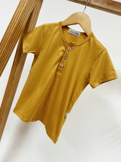 Pronta entrega - Camiseta manga curta botões madeira natural mostarda - comprar online