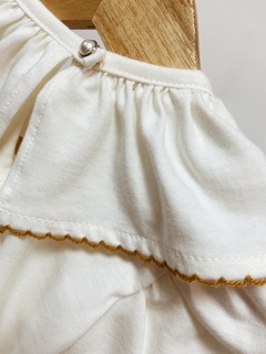 Pronta entrega - Blusa manga bufante off gola com detalhe em picueta mostarda botão em pérola - loja online