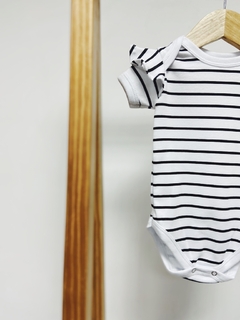 Pronta entrega - Body manga curta com babado estampado Listras - loja online