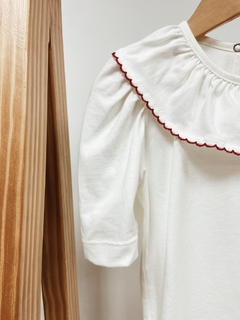 Pronta Entrega - Blusa manga bufante off gola com detalhe em picueta vermelho botão em pérola - You Boy Kids