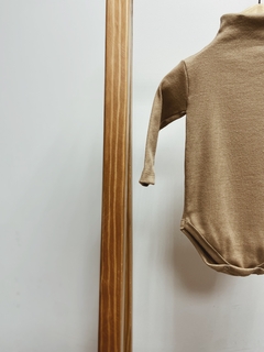 Pronta entrega - Body gola alta canelado avelã