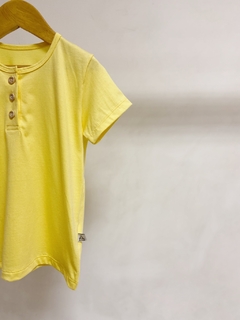 Pronta entrega - Camiseta manga curta kids botões madeira natural - comprar online