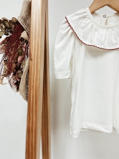 Pronta Entrega - Blusa manga bufante off gola com detalhe em picueta vermelho botão em pérola na internet