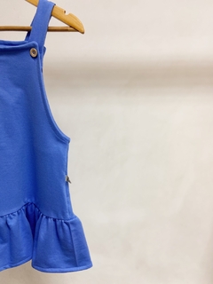 pronta entrega - Salopete kids babado moletinho com botões em madeira natural blue - comprar online