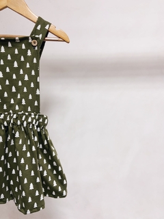 Pronta entrega - Salopete kids frente botões madeira transpasse costas verde cactus pinheirinhos off - comprar online