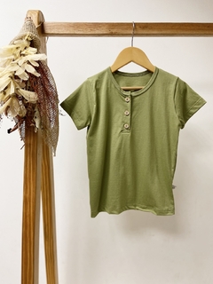 Pronta entrega - Camiseta manga curta botões madeira natural oliva na internet