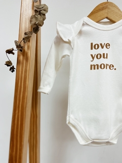 Pronta entrega - Body manga longa com babado off LOVE YOU MORE. na internet