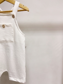 Imagem do Pronta entrega - Jardineira kids curta com bolso moletinho off com botões em madeira