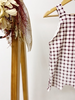 Pronta entrega - Jardineira kids Botões em madeira natural estampada off xadrez vinho - loja online