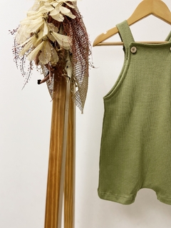 Pronta entrega - Jardineira curta kids block oliva na internet