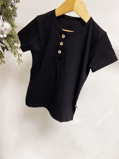 Pronta entrega - Camiseta manga curta kids botões madeira natural preto - comprar online