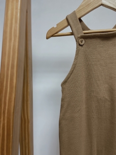 Pronta entrega - Jardineira kids canelada avelã - comprar online