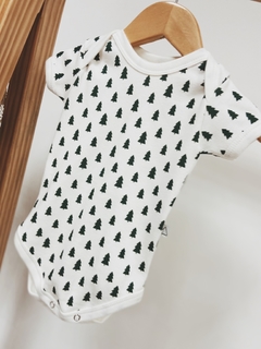 Pronta entrega - Body manga curta estampa off pinheirinhos verde - comprar online