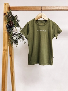 Pronta entrega - Camiseta kids verde cactus manga curta SO MAGICAL em off - comprar online