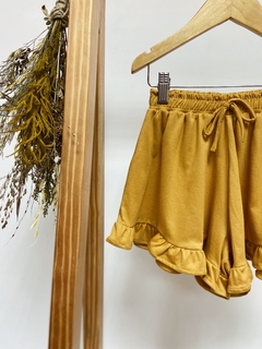 Pronta Entrega - Shorts babado liso basics mostarda - comprar online