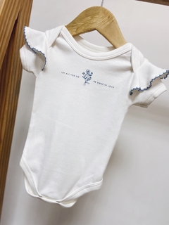 Pronta entrega - Body manga curta babado detalhe em picueta azul vintage estampa LET ALL YOU DO BE DONE IN LOVE - You Boy Kids