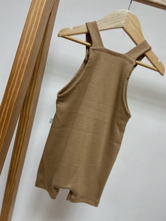 Pronta entrega - Jardineira baby canelado avelã na internet