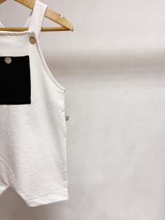 Pronta entrega - Jardineira kids curta moletinho off com bolso preto botões em madeira na internet