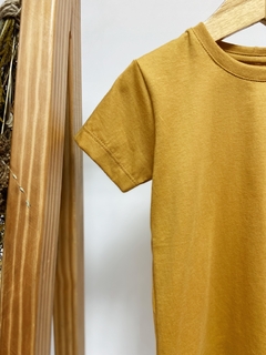 Pronta entrega - Camiseta manga curta liso basics mostarda - You Boy Kids