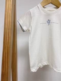 Pronta entrega - Camiseta kids manga curta com detalhe picueta azul vintage estampa LET ALL YOU DO BE DONE IN LOVE - loja online