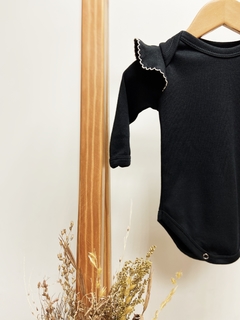 Pronta Entrega - Body manga longa preto com babado detalhe picueta off - loja online