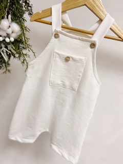 Pronta entrega - Jardineira kids curta com bolso moletinho off com botões em madeira - comprar online