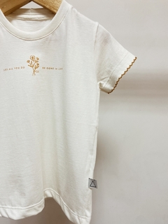 Pronta entrega - Camiseta kids manga curta com detalhe picueta mostarda estampa LET ALL YOU DO BE DONE IN LOVE na internet