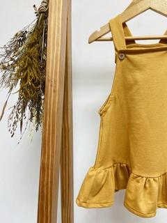 pronta entrega - Salopete kids babado moletinho com botões em madeira natural mostarda - comprar online
