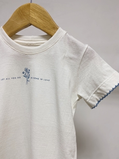 Pronta entrega - Camiseta kids manga curta com detalhe picueta azul vintage estampa LET ALL YOU DO BE DONE IN LOVE