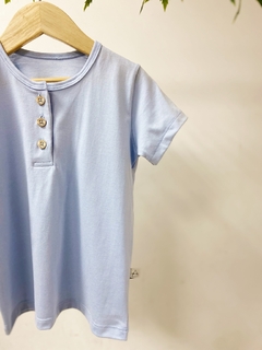 Pronta entrega - Camiseta manga curta botões madeira natural Aqua - You Boy Kids