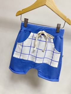 Pronta entrega- bermuda Saruel baby blue bolso canguru estampado blue grid - comprar online