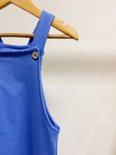 pronta entrega - Salopete kids babado moletinho com botões em madeira natural blue na internet