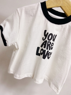 Pronta entrega - Cropped manga curta over off you are loved detalhe friso preto - You Boy Kids
