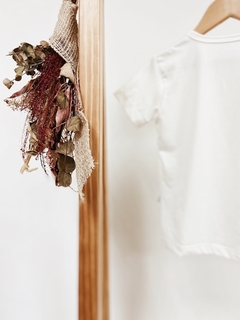 Pronta entrega - Camiseta manga curta botões madeira natural off - You Boy Kids